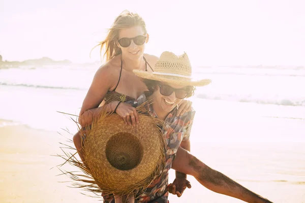 Glück Bei Outdoor Freizeitaktivitäten Strand Den Sommerferien Für Fröhliche Paare — Stockfoto