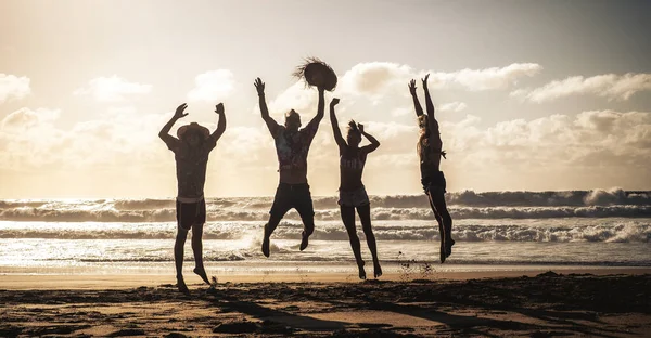Boldog Emberek Ugrik Öröm Boldogság Nyári Vakáció Alatt Nyaralás Együtt — Stock Fotó