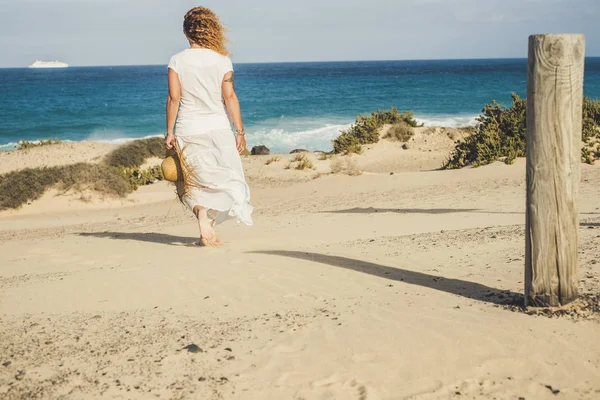 Кавказская Женщина Белом Платье Спины Идущая Одна Песку Пляжу Голубому — стоковое фото