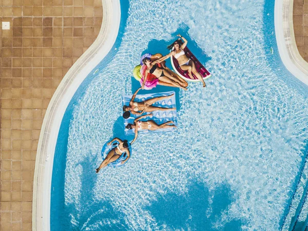 Amigos Personas Caucásicas Mujeres Divierten Piscina Concepto Amigos Disfrutando Vacaciones — Foto de Stock