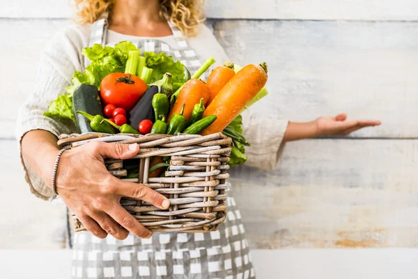 Chiudere Con Donna Caucasica Prendendo Secchio Pieno Verdure Stagione Colorate — Foto Stock