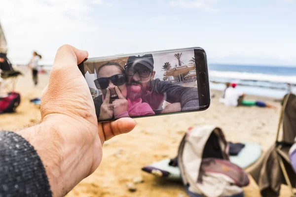 Męski Punkt Widzenia Zabawnej Szalonej Pary Bawiącej Się Robieniem Selfie — Zdjęcie stockowe