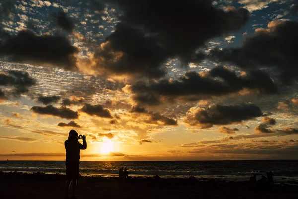 Vakker Solnedgang Stranden Med Stående Mann Som Tar Bilde – stockfoto