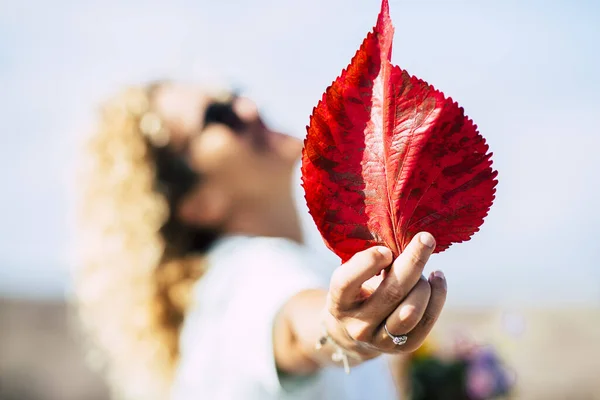 环境与自然的概念 前途无量的红大叶和背景中快乐自由的高加索女人 — 图库照片