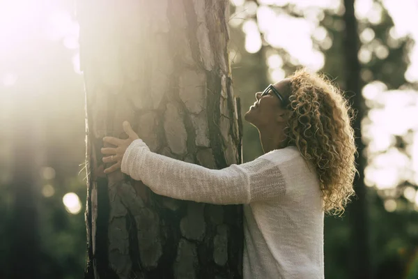 Conceito Ambiente Com Belo Adulto Loira Encaracolado Mulher Abraço Ajudar — Fotografia de Stock