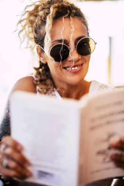 Belle Caucasienne Jeune Femme Ans Lire Livre Papier Plein Air — Photo