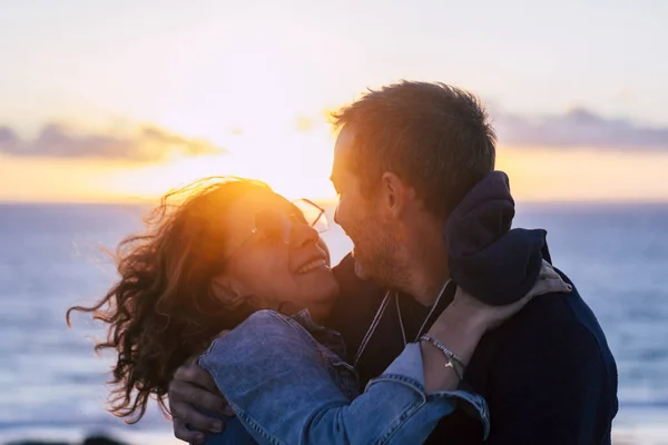 Romantikus Pár Ölelés Csók Szórakozás Nevetés Sokat Gyönyörű Naplemente Óceán — Stock Fotó