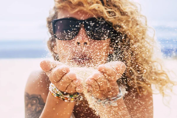 Conceito Pessoas Férias Verão Praia Com Bela Jovem Loira Desfocada — Fotografia de Stock