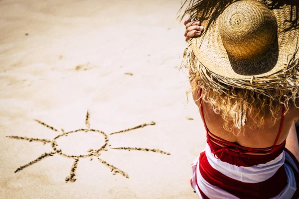 日と夏の休暇のコンセプトで認識できない観光女性とブロンドの髪と素敵な帽子が砂の上に座る — ストック写真