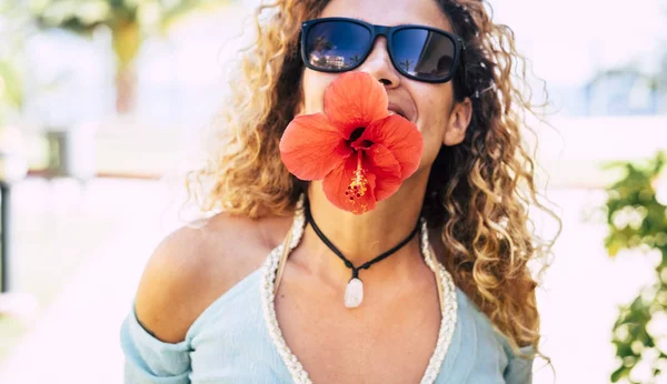 Mulher Caucasiana Livre Feliz Divertir Rir Pulando Flor Grande Vermelho — Fotografia de Stock