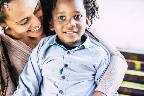 Concept Amour Familial Avec Une Mère Afro Noire Jeunes Enfants — Photo