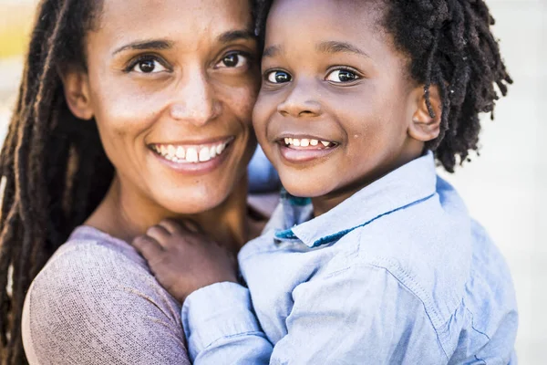 Portrait Mère Fils Couple Noir Afro Race Ethnique Sourire Regarder — Photo