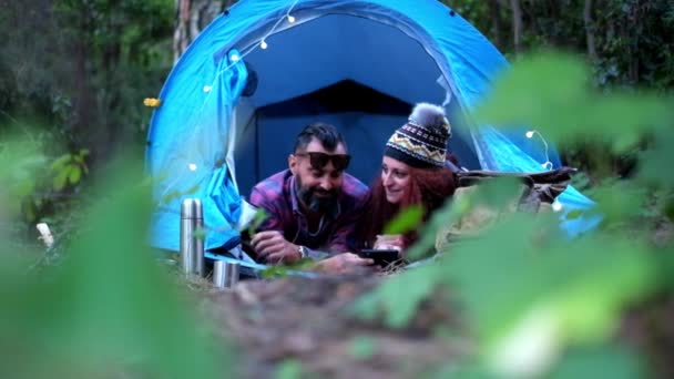 Romantisch Paar Rusten Tent Camping Met Thee — Stockvideo