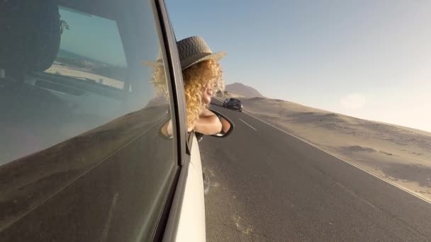 Mutlu Neşeli Yetişkin Kadın Seyahat Sırasında Arabanın Penceresinin Önünde Oynuyor — Stok video