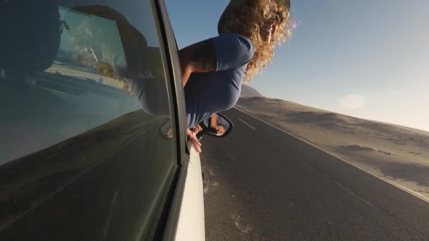 Szczęśliwa Wesoła Dorosła Kobieta Bawiąca Się Bawiąca Poza Oknem Samochodu — Wideo stockowe