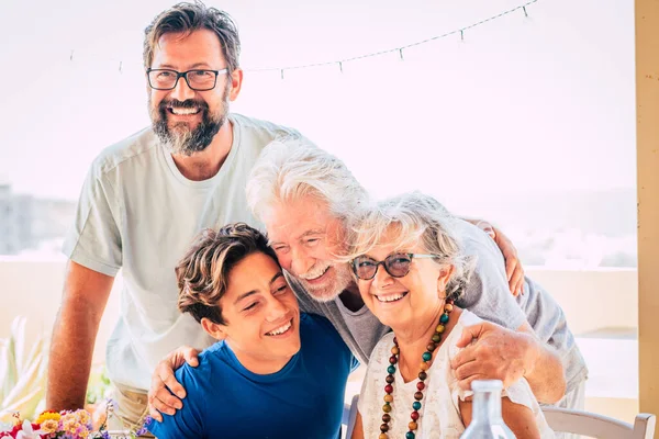 Feliz Mezclado Tres Generaciones Familia Abrazo Disfrutar Juntos Retrato Grupo —  Fotos de Stock