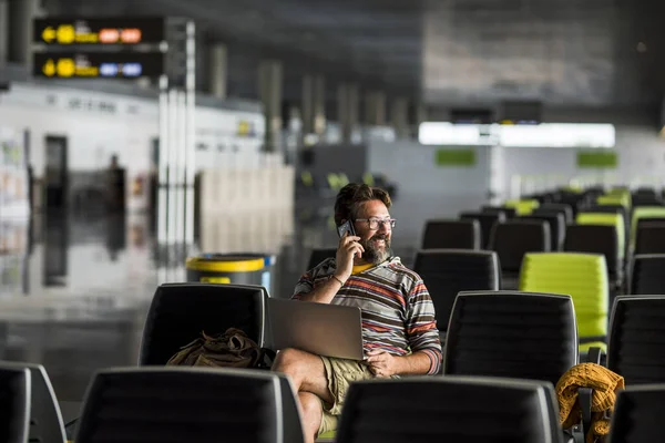 Erwachsener Mann Der Flughafen Reist Setzt Sich Ans Gate Und — Stockfoto