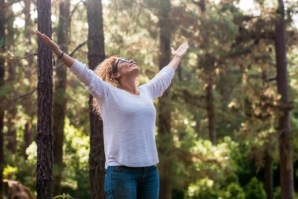 Natuurliefhebber Mensen Vrouwen Buitenlucht Vrijetijdsbesteding Concept Van Het Milieu Wereld — Stockfoto