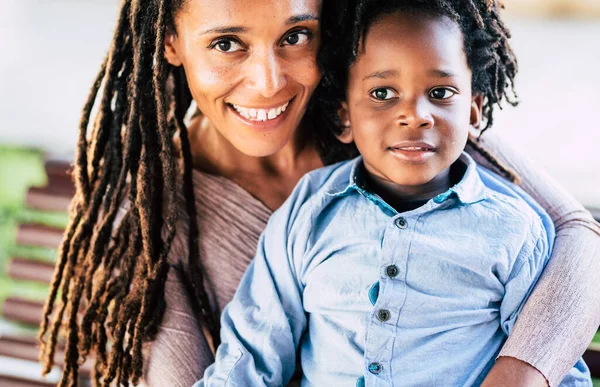 Belle Diversité Alternative Famille Noirs Africains Mère Fils Sourire Dans — Photo