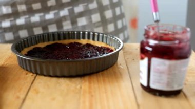 Kadın eli kapatıyoruz. Pastayı taze ham malzemeyle hazırlıyoruz. 