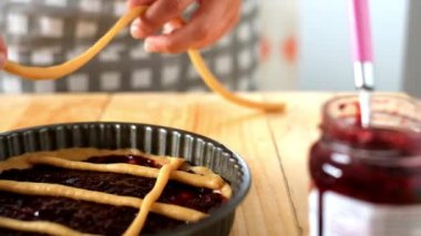 Kadın eli kapatıyoruz. Pastayı taze ham malzemeyle hazırlıyoruz. 