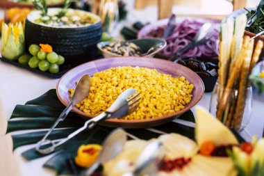 Açık büfeyi kapatalım. Etkinlikte taze, sarı mısırlı, sağlıklı doğal yiyecekler ve salatalar için malzemeler olsun.