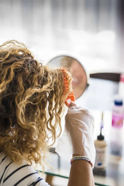 Trabalho Feminino Irreconhecível Seu Longo Cabelo Loiro Com Tinta Para — Fotografia de Stock