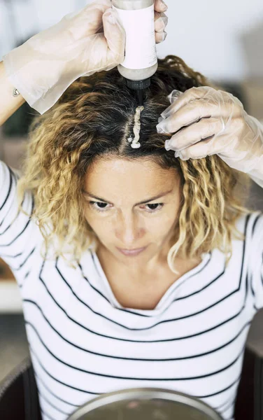 Schöne Erwachsene Junge Frau Vorbereiten Und Verwenden Haarfärbemittel Färben Und — Stockfoto