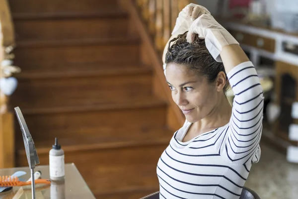 Hausgemachte Haarfärbung Hause Für Schönheit Junge Kaukasierin Schaut Den Spiegel — Stockfoto