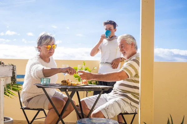 Abuelos Sobrinos Adolescentes Disfrutan Aire Libre Terraza Poco Ocio Con —  Fotos de Stock