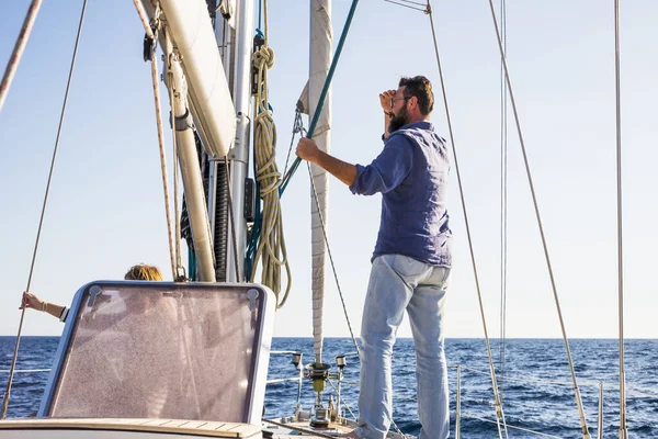 Man Zit Een Zeilboot Reizen Oceaan Genieten Van Vrijheid Levensstijl — Stockfoto