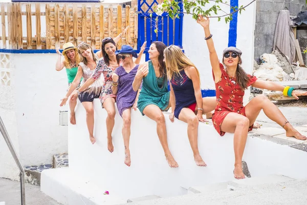 Группа Друзей Счастливых Веселых Взрослых Кавказских Молодых Женщин Веселятся Вместе — стоковое фото