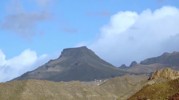 Wolken Ziehen Über Schöne Berge — Stockvideo