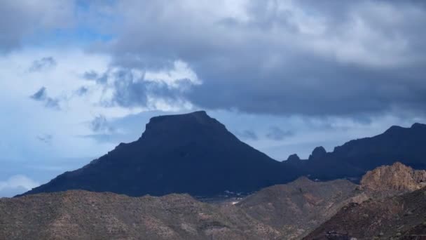 Nubes Movimiento Sobre Hermosas Montañas — Vídeo de stock