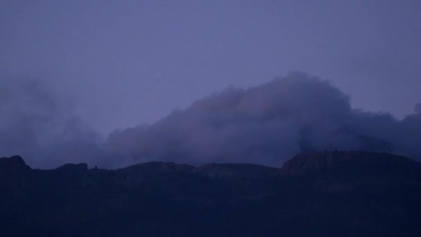 Bulutlar Güzel Dağların Üzerinde Hareket Eder — Stok video