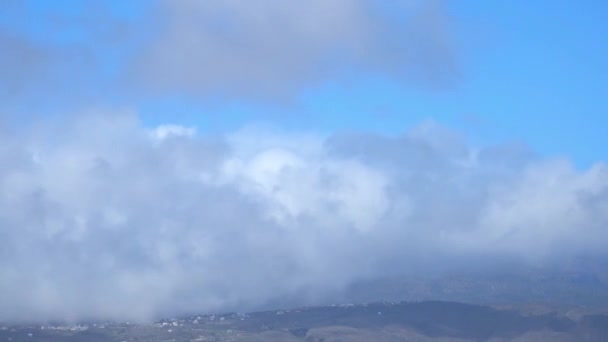 Bulutlar Güzel Dağların Üzerinde Hareket Eder — Stok video