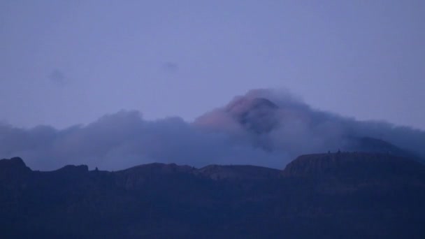 Nuvens Movimento Sobre Belas Montanhas — Vídeo de Stock