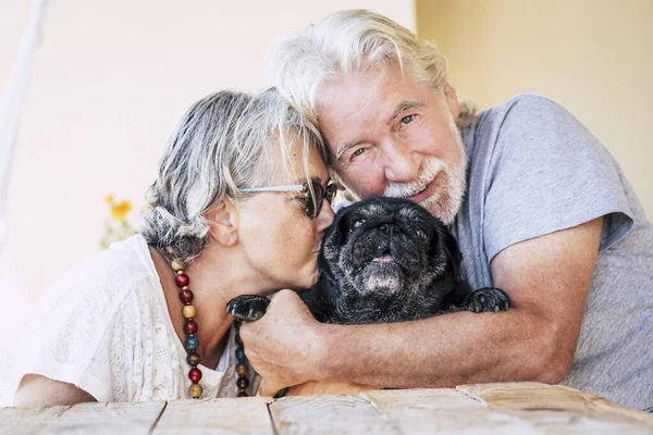 Láska Pro Psa Zvířata Koncept Párem Veselých Seniorských Dospělých Lidí — Stock fotografie