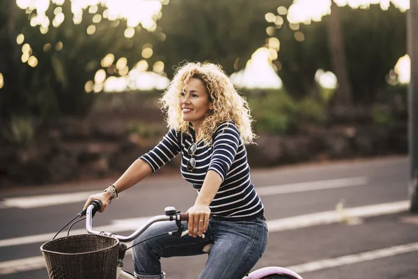 Kaunis Iloinen Aikuinen Nuori Nainen Nauttia Pyöräilystä Aurinkoisessa Urbaanissa Vapaa — kuvapankkivalokuva