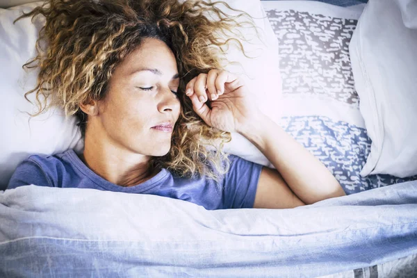 Schöne Kaukasische Frau Schläft Mit Morgenlicht Bett — Stockfoto