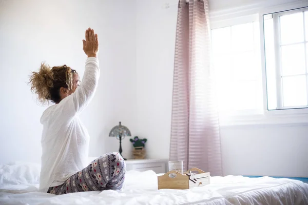 Yoga Und Gesunde Sportliche Betätigung Hause Konzept Der Aktiven Menschen — Stockfoto