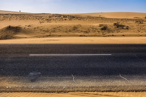 Черная Асфальтовая Дорога Песчаными Дюнами Пустыней Слева Справа Голубым Небом — стоковое фото