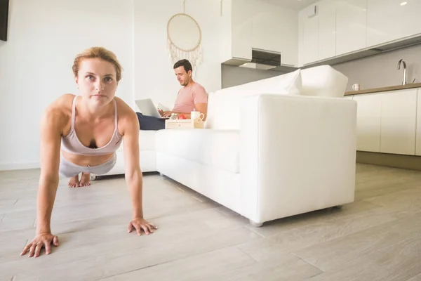 Couple Jeunes Caucasiens Font Des Exercices Fitness Maison Pendant Nouveau — Photo