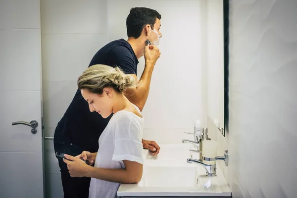 Lockdown Stay Home Lifestyle Tägliche Aktivität Mit Jungen Kaukasischen Paar — Stockfoto