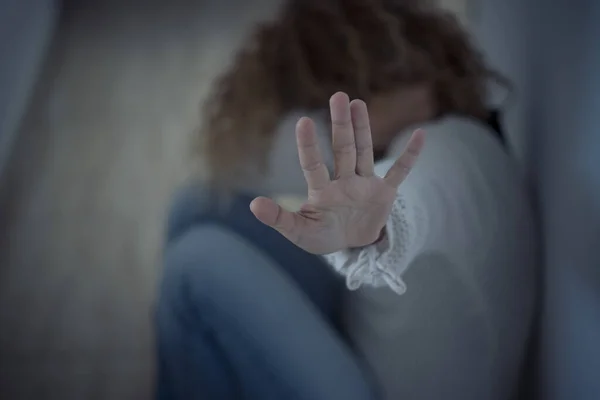 Κλείσιμο Των Γυναικείων Χεριών Για Την Προστασία Της Εγκλήματα Συζύγου — Φωτογραφία Αρχείου