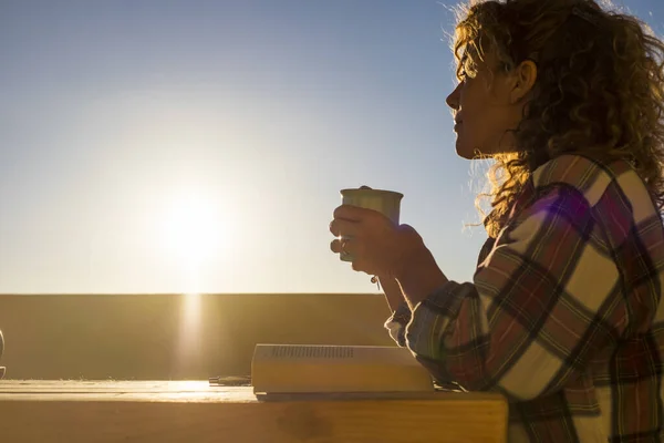 Hipster Caucasiano Jovem Livre Desfrutar Chá Xícara Café Olhando Para — Fotografia de Stock