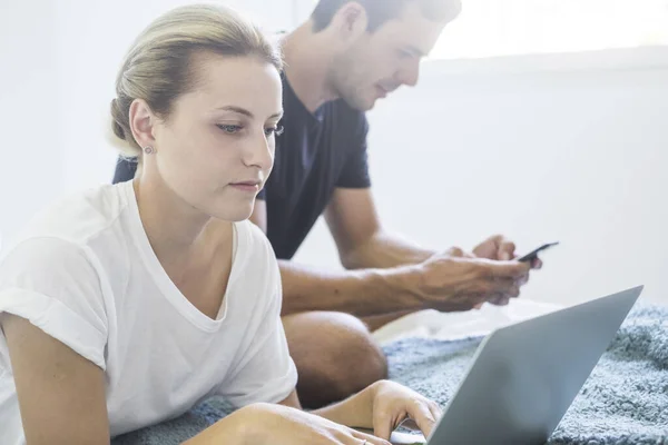 Young Caucasian Beautiful Couple Stay Home Use Technology Internet Connection — Stock Photo, Image