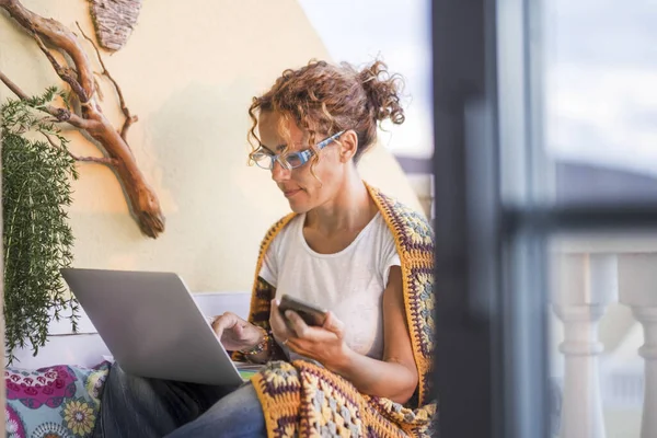 Blanke Vrouw Thuis Gebruik Maken Van Personal Laptop Computer Buiten — Stockfoto