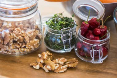 Ev veya mutfak restoranında çeşitli meyve ve sebzeler - diyet ve vejetaryen veya vejetaryen besin konsepti sağlıklı yaşam tarzı