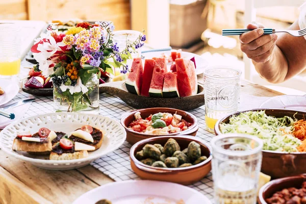 Close Van Mensen Eten Gezond Vegetarisch Veganistisch Voedsel Tafel — Stockfoto